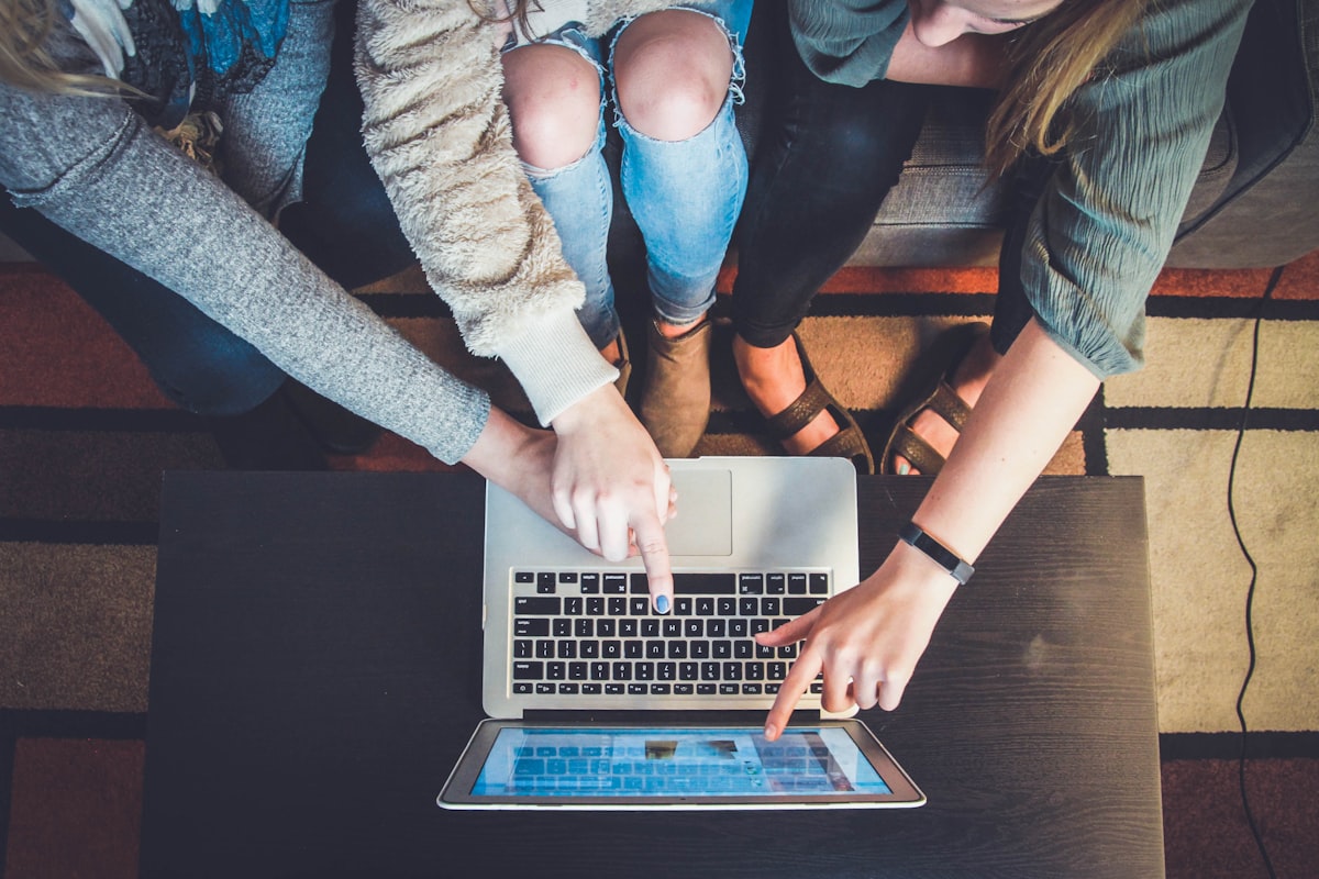 Online resources and digital tools representing the wealth of free preparation materials available for BPhO